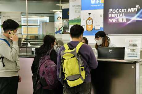 多间Wi-Fi蛋营运商也陆续进驻机场，提供相关服务。卢江球摄
