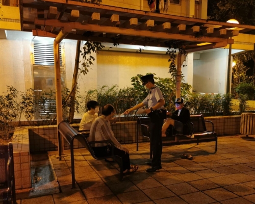 警員向街坊派發傳單。 警方提供