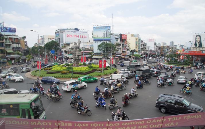 涉嫌機上盜竊的中國男子在越南胡志明市上機。網絡圖片