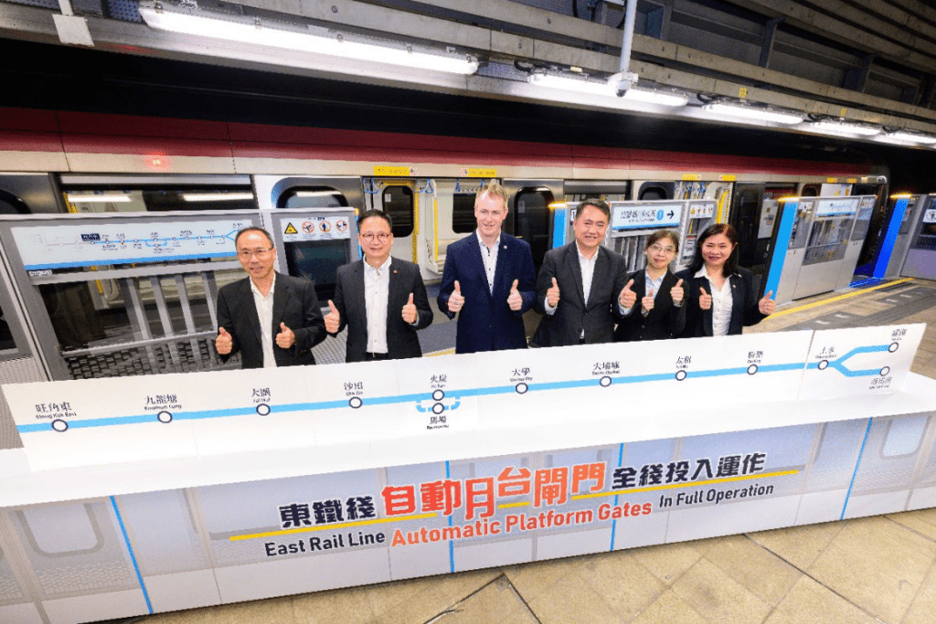 港鐵公司項目及工程拓展總監鄧輝豪(左三)。 港鐵公司項目及工程拓展總監鄧輝豪(左三)。