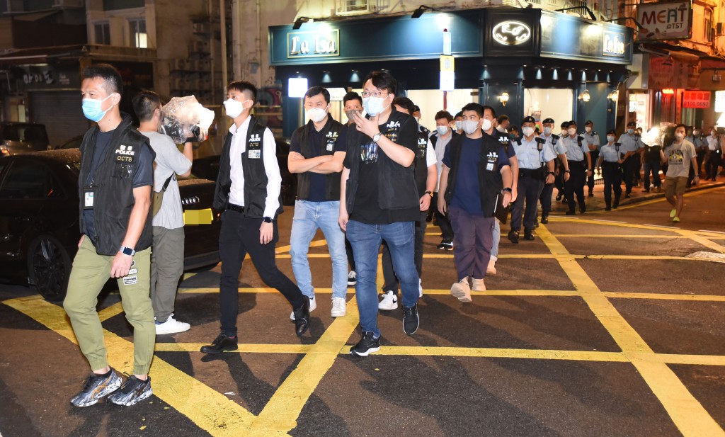 警方在尖沙嘴進行反罪惡行動。尹敬堂攝