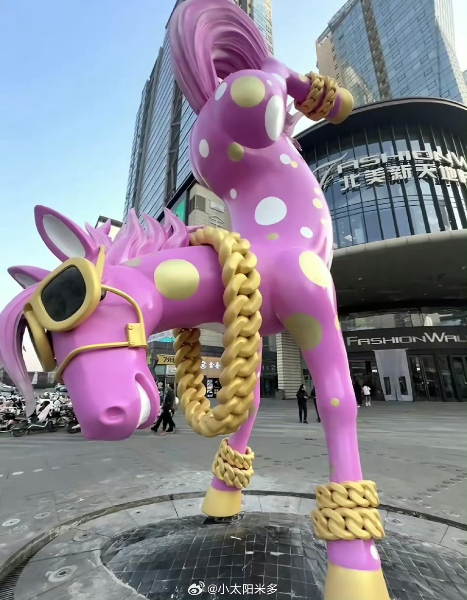 山西有商場因網民惡搞，急急把馬年雕塑換造型。微博