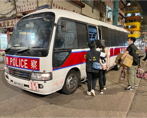 警方於深水埗拘捕一名37歲女子,涉嫌「販毒」。警方圖片