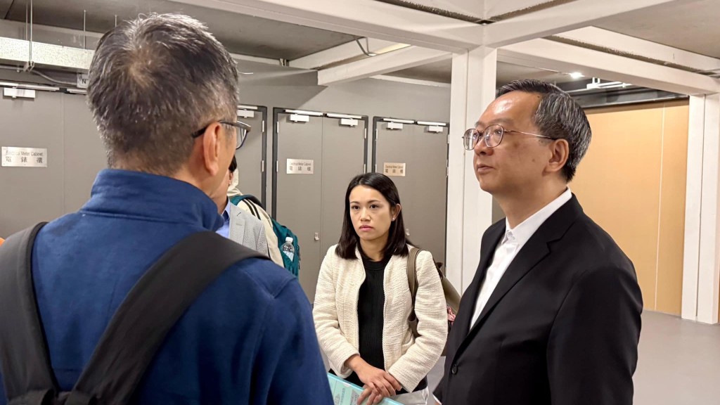 宏福苑五級火｜房屋局副局長戴尚誠實地視察過渡性房屋  確保單位內設備齊全。何永賢fb