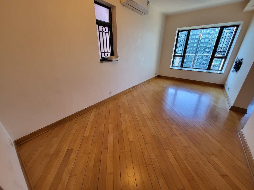 2房單位內櫳新淨,稍添家具即可入住。