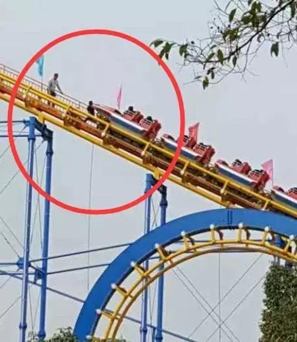 全體乘客為此下車。