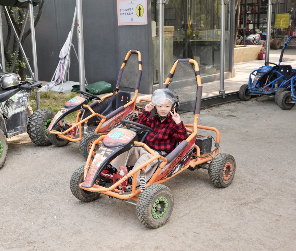 「超越越野車基地」無需駕駛執照即可體驗油動或電動ATV/UTV越野車。(圖片來源:《親子王》) 「超越越野車基地」無需駕駛執照即可體驗油動或電動ATV/UTV越野車。(圖片來源:《親子王》)