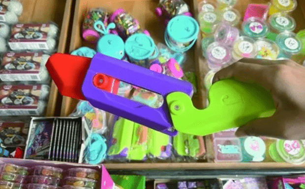 韩国有玩具精品店指每天至少会卖出10箱（每箱12把）的「萝卜刀」。
