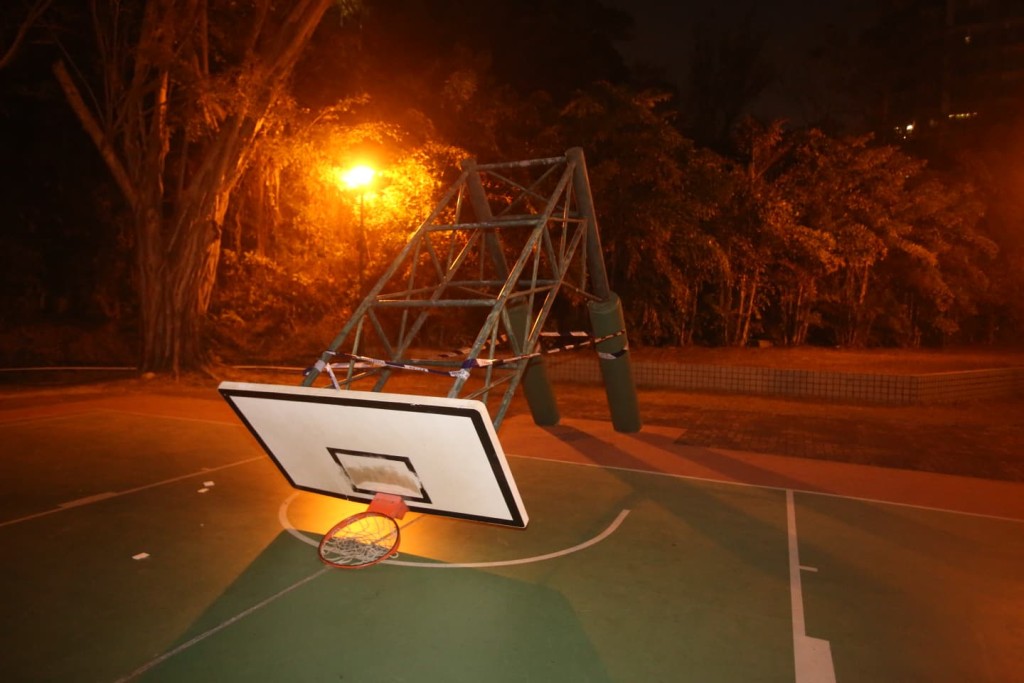 籃球架向前倒塌。