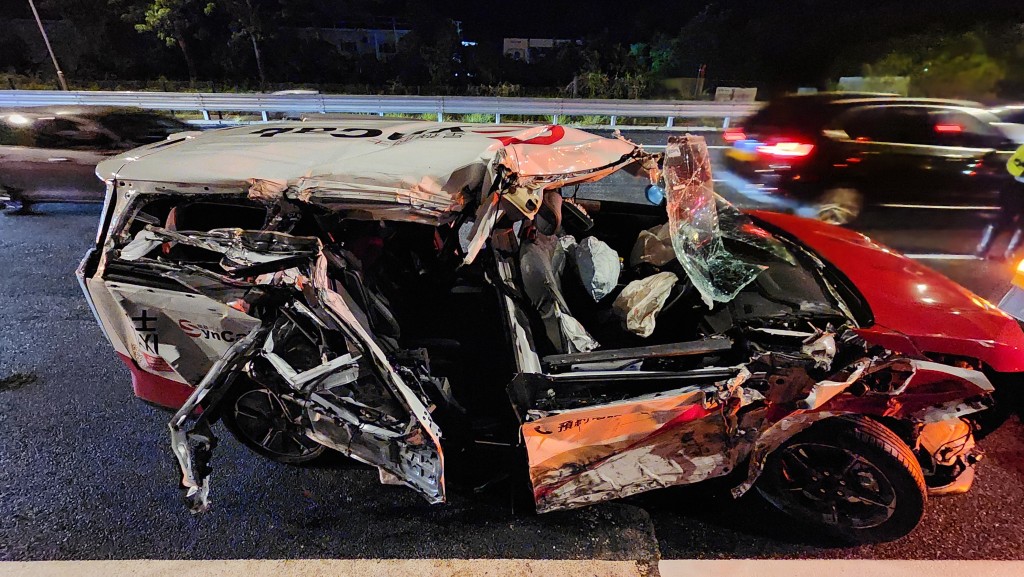 的士右邊車身嚴重損毀，車頭凹陷。