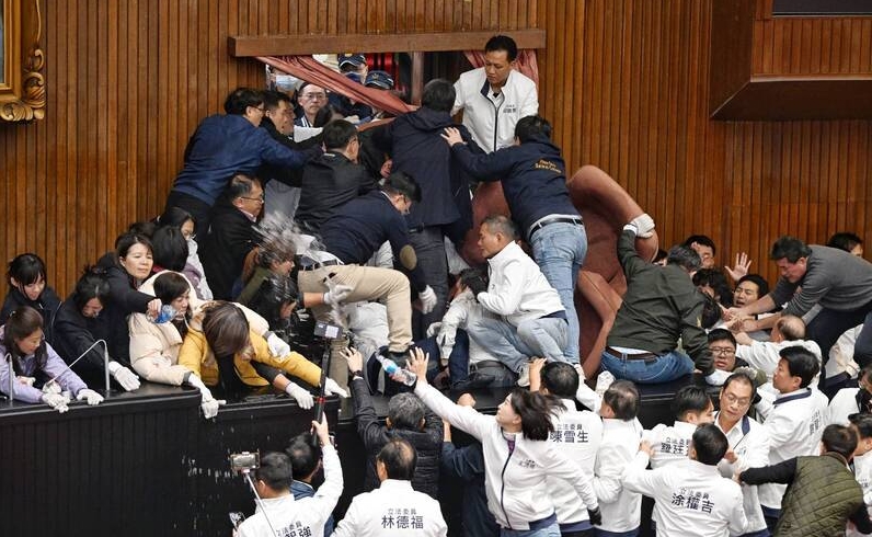 男女議員在立法院議事上演「攻防戰」。　自由時報