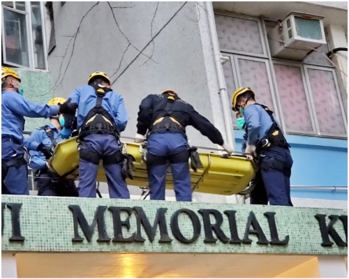 消防到場將事主救起並運回地面。