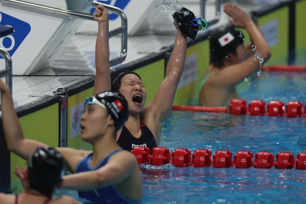 張可盈舉手慶祝。 中國香港殘疾人奧委會圖片