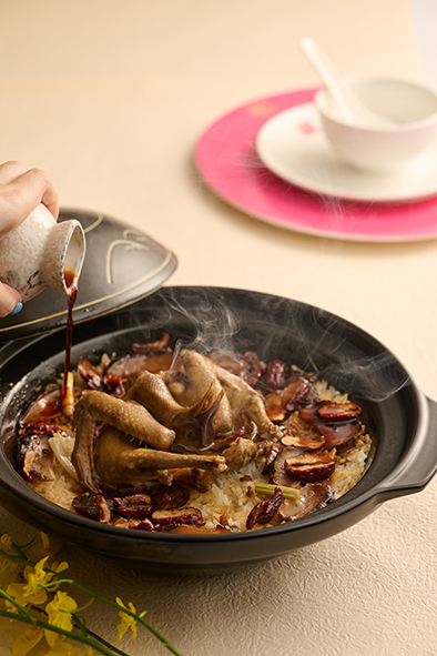 鳳脂乳鴿煲仔飯 $300(須預訂) 鳳脂乳鴿煲仔飯 $300(須預訂)