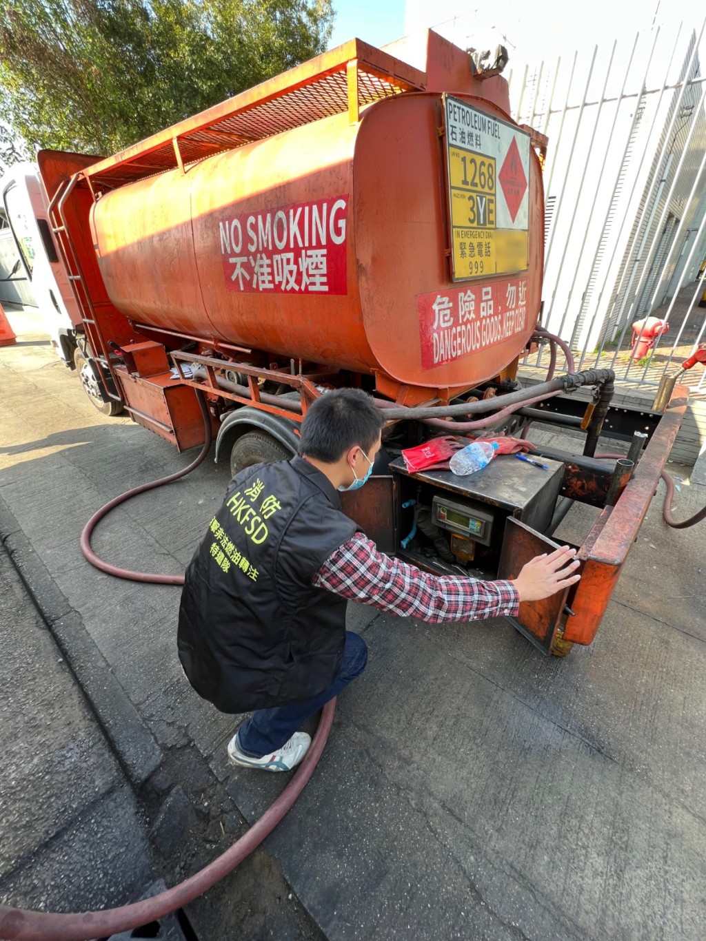 行動中,警方將於案發現場截獲共4輛懷疑涉及非法改裝的車輛。