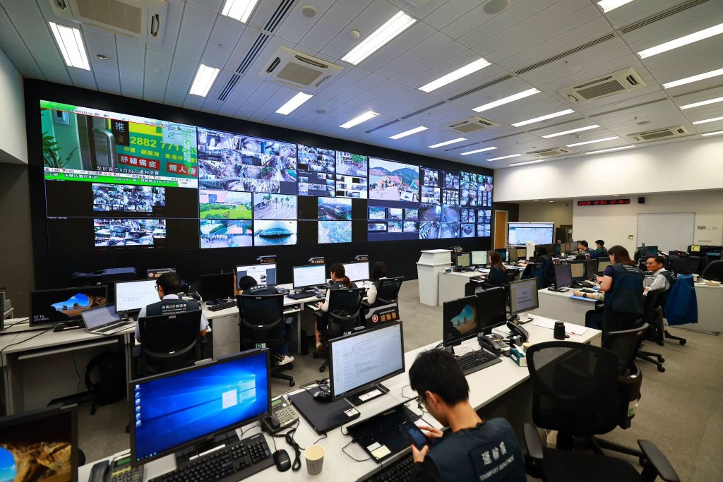 保安局EMSC亦全天候監察市面狀況,隨時候命、統籌協調。 保安局EMSC亦全天候監察市面狀況,隨時候命、統籌協調。