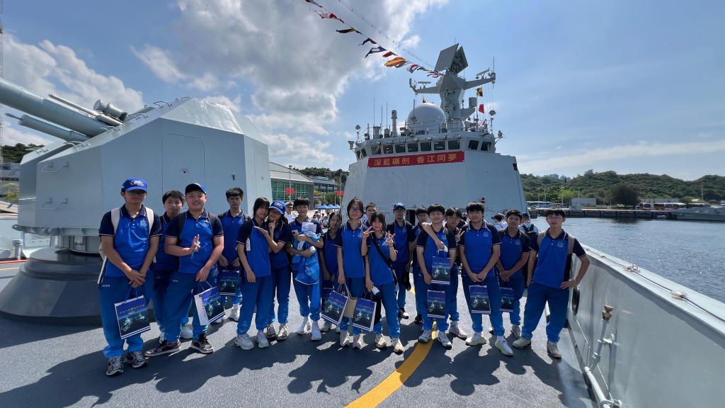 入境事務處青少年領袖團(IDYL)隊員今日(4日)獲邀登上戰艦。