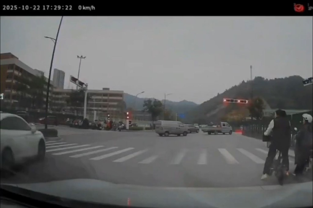 白色私家車撞入等過馬路的人群，造成嚴重傷亡。Ｘ