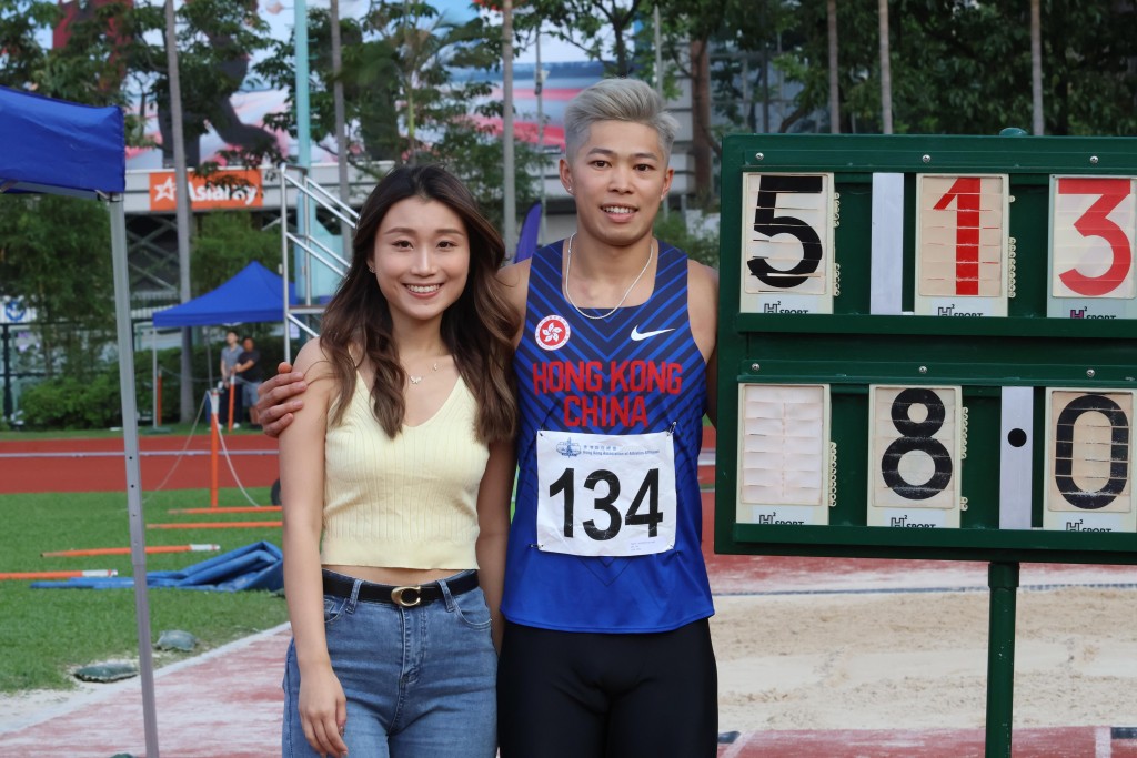 高浩塱（右）以8米01于港锦赛男子跳远封王，赛后与女友及家人分享喜悦。徐嘉华摄