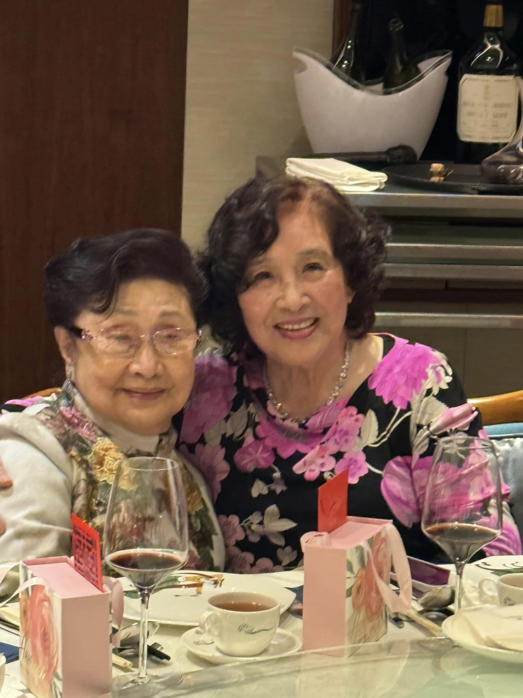 不少网民都大赞白雪仙（左）和寿星李蔡美灵女士都保养得宜，完全不像年近百岁的老妇人。