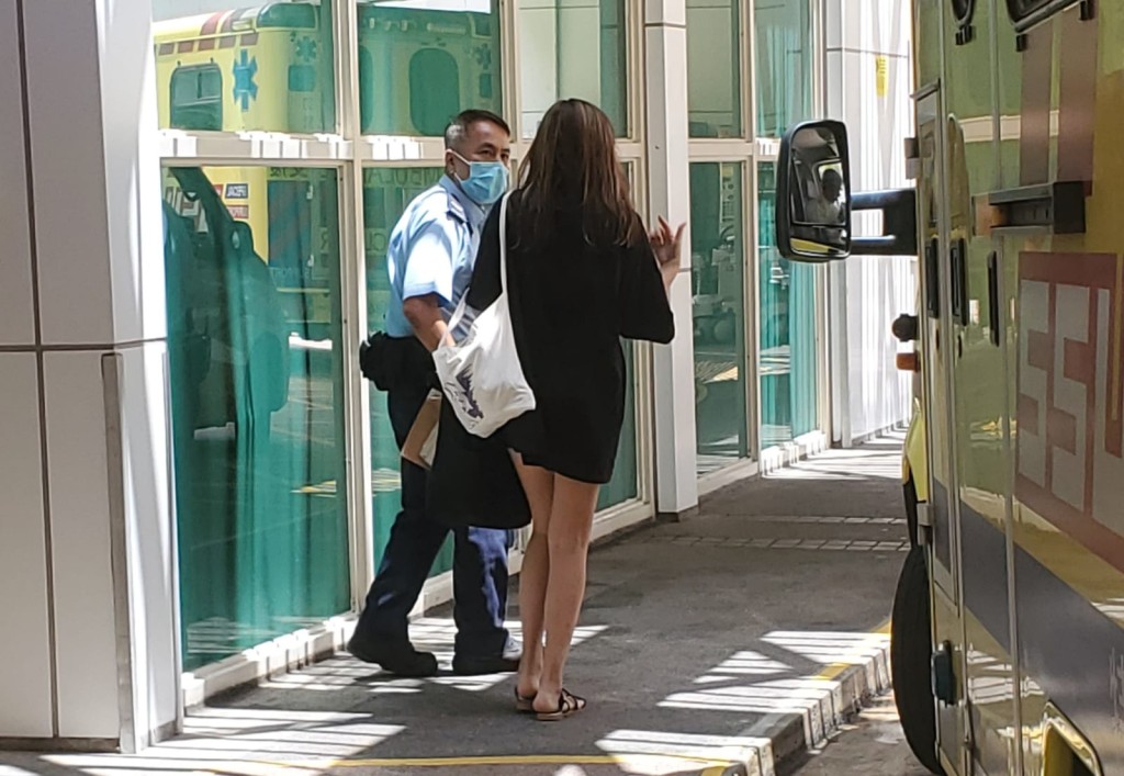 女親友陪同女事主送院。