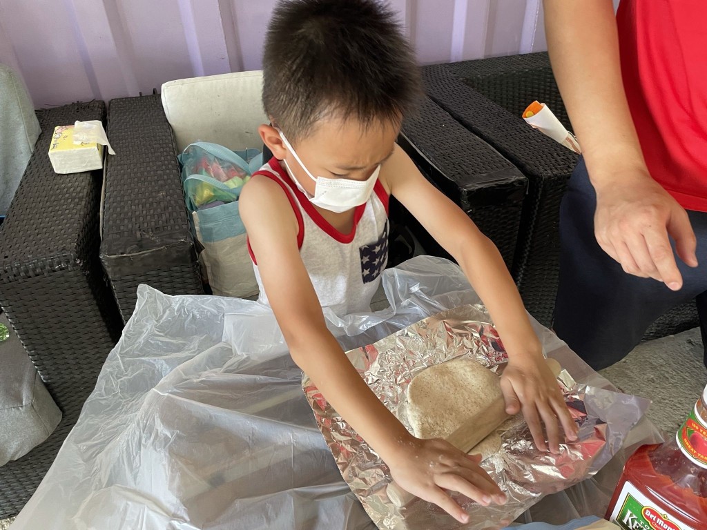 一搓一揉把麵糰弄好。