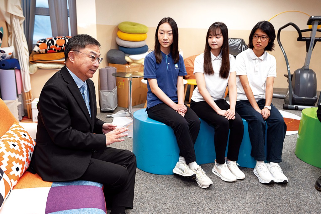 ■校長李澤康博士恭賀各位IBDP成績優異的學生 ■校長李澤康博士恭賀各位IBDP成績優異的學生