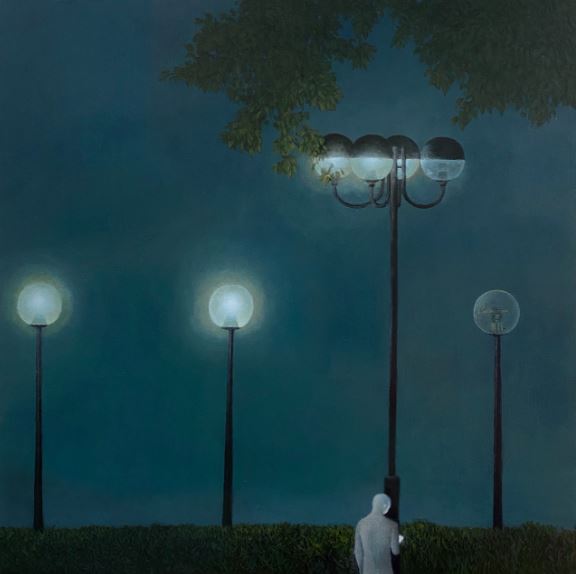 以「入夜逐光」为主题描绘了城市的街道、建筑物和人们在夜晚中的千姿百态。