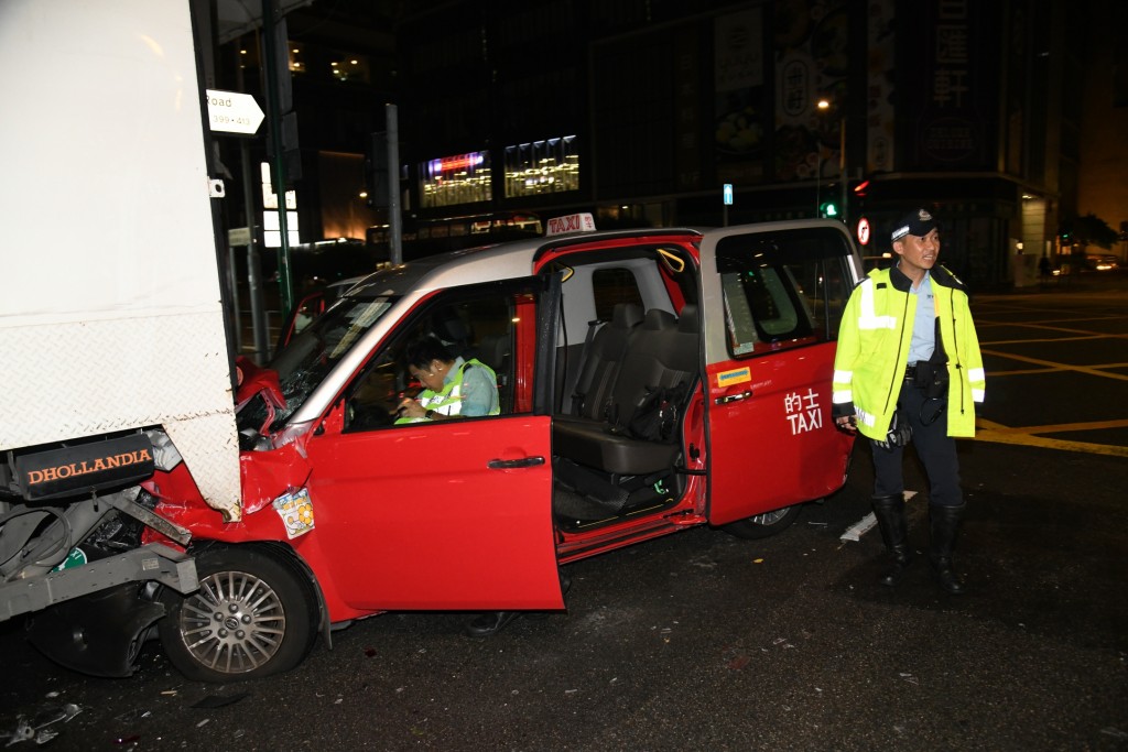 的士撞向貨車車尾。李家傑攝