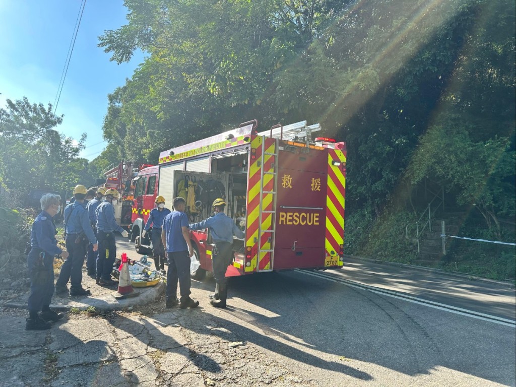 警方及消防到場進行搜索。黃文威攝