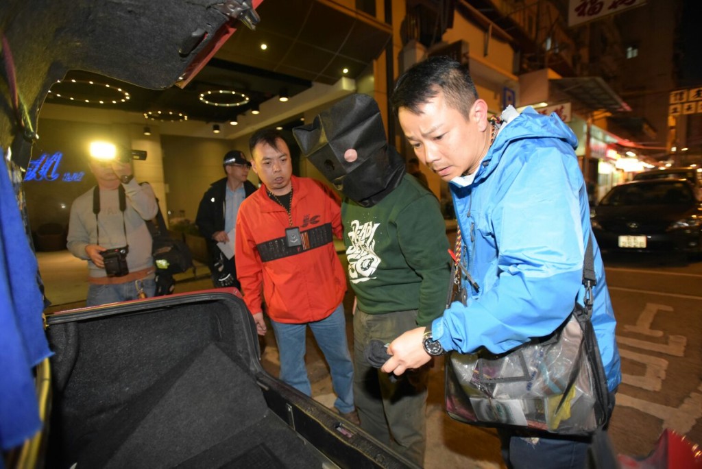 警方拘捕一名的士司機。黃文威攝