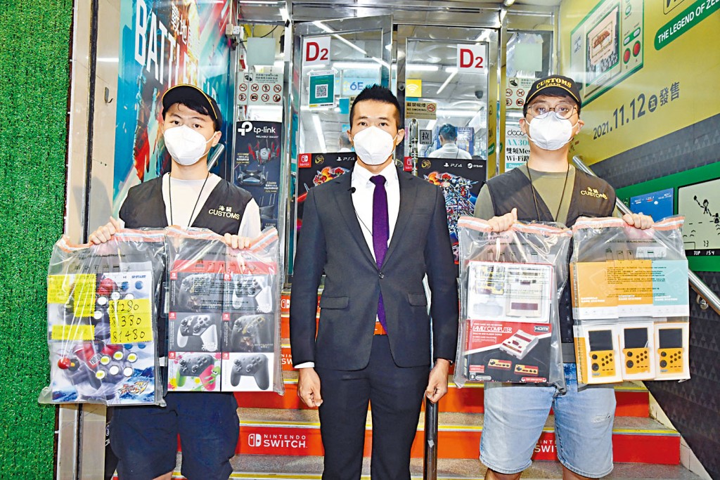 海關展示盜版電子遊戲及冒牌配件。