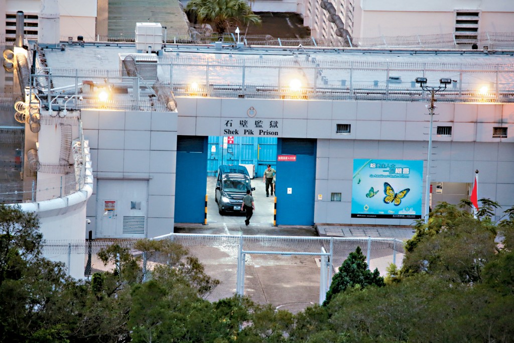 警方私家車清晨在石壁監獄駛出。