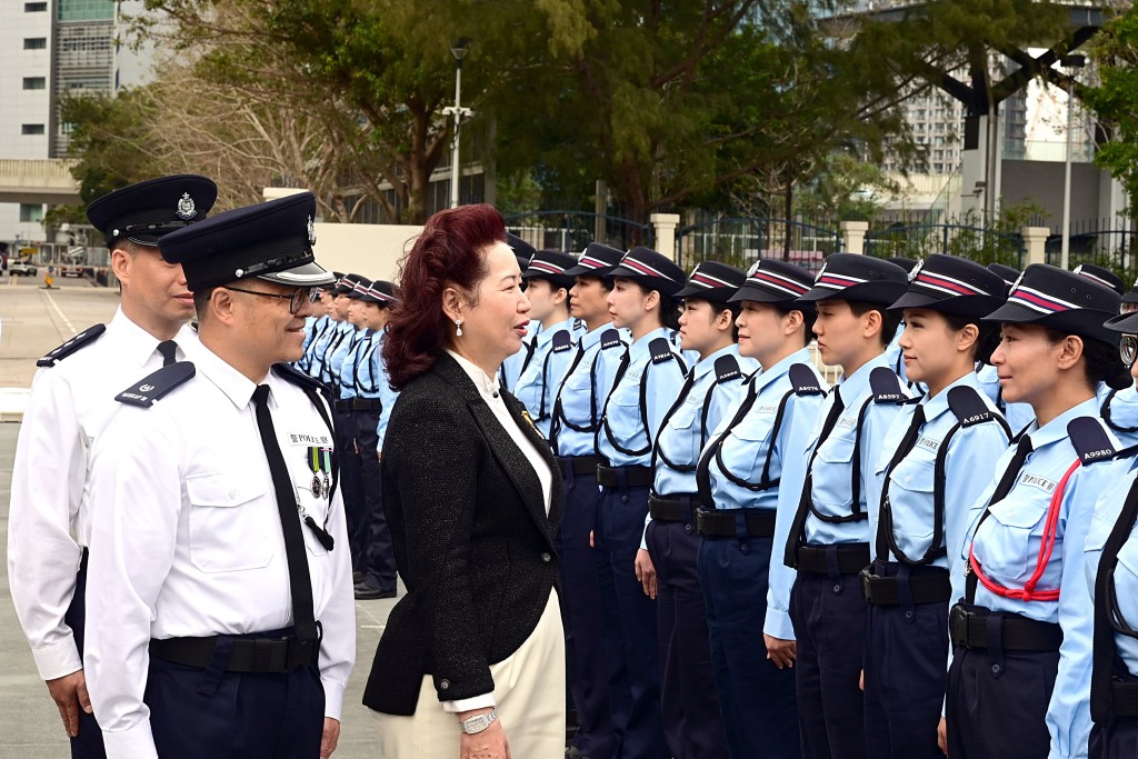 配戴“红鸡绳”的Sylvia(右一)去年中完成辅警训练，她同时亦是“银笛奖”的得主。