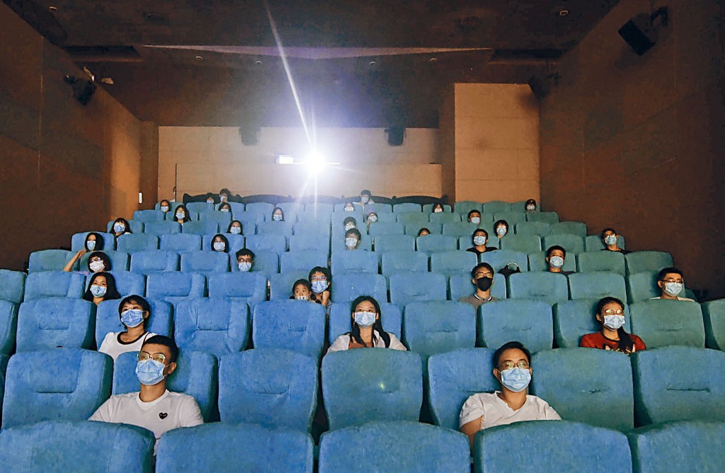 杭州一家影院昨天重开，观众全程戴口罩，保持距离。
　　