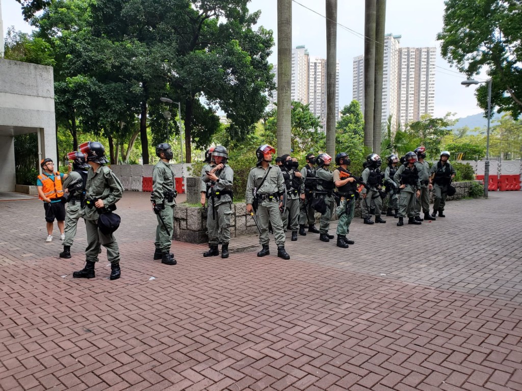 防暴警到場戒備。