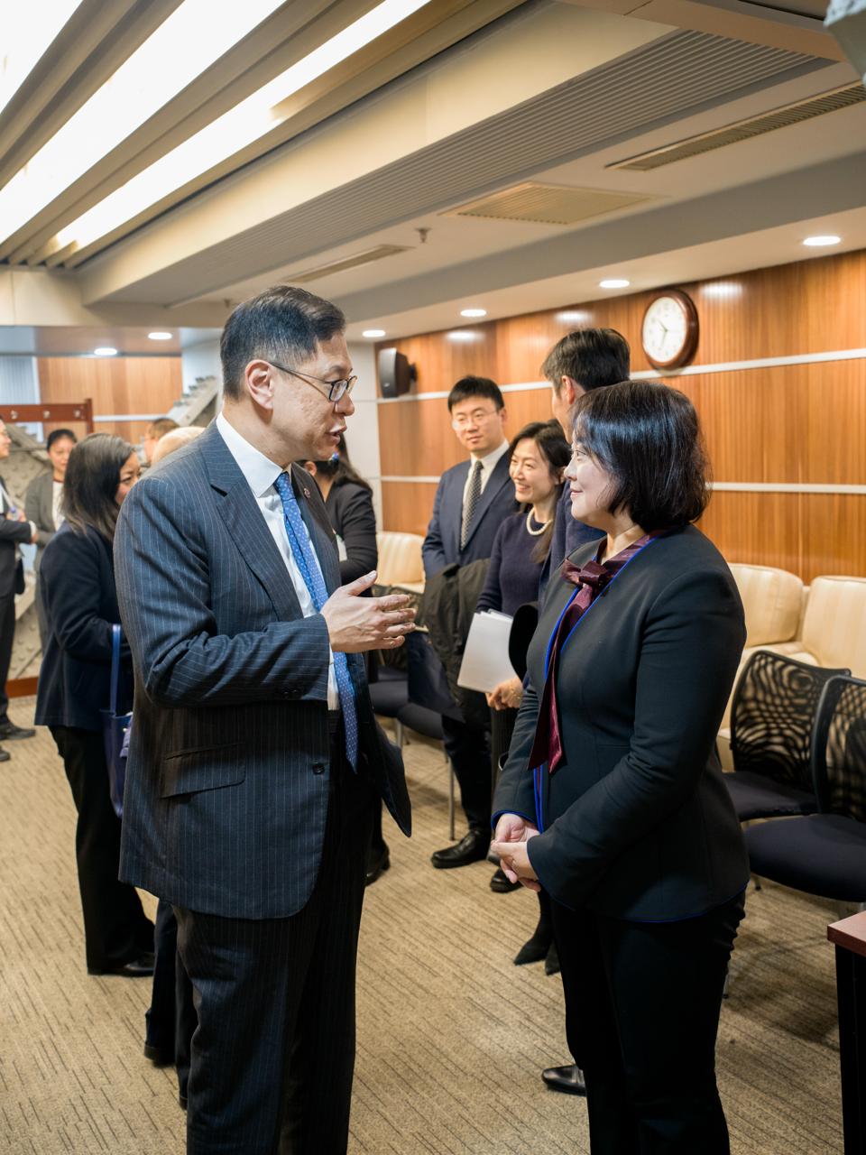 大律師公會主席杜淦堃(左)與商務部條約法律司副司長于寧(右)交流。大律師公會供圖 大律師公會主席杜淦堃(左)與商務部條約法律司副司長于寧(右)交流。大律師公會供圖