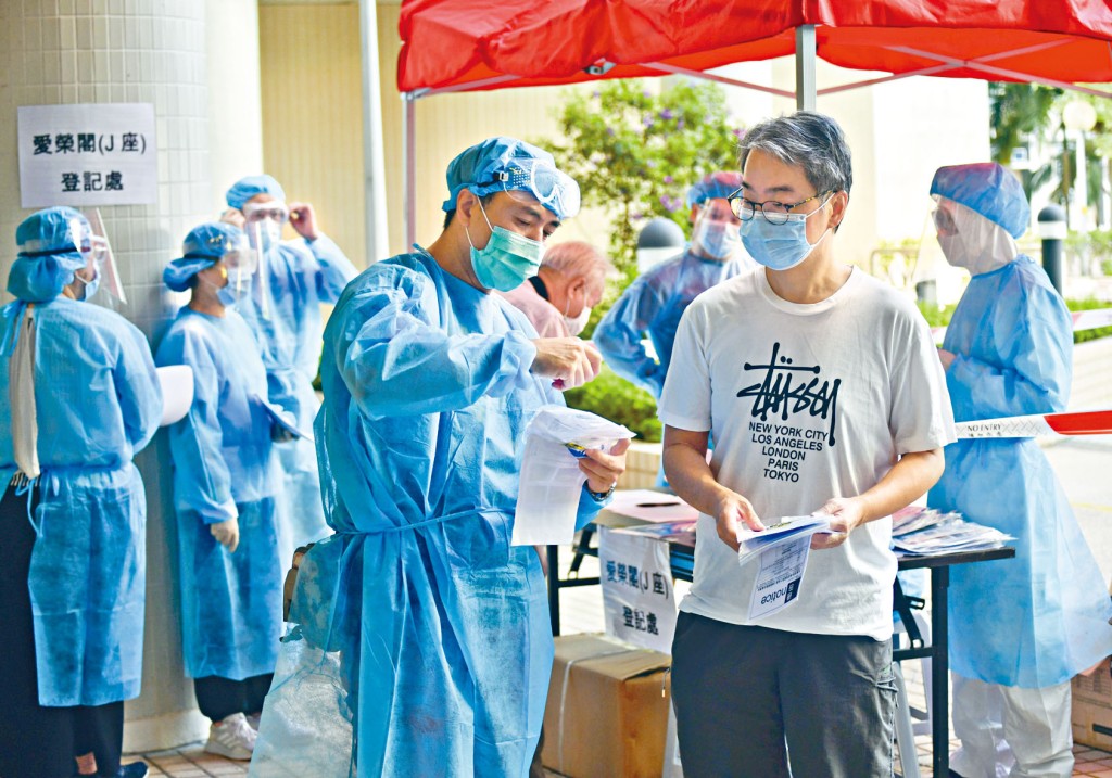■民政事務總署續向慈雲山慈愛苑居民提供免費檢測，工作人員向該苑居民教導咽喉拭子採樣方法。