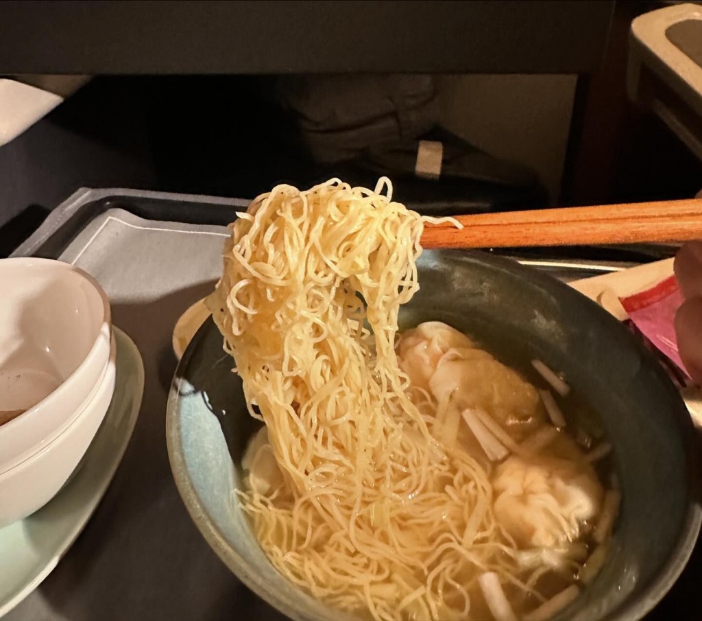 向展鹏在机上食云吞面。