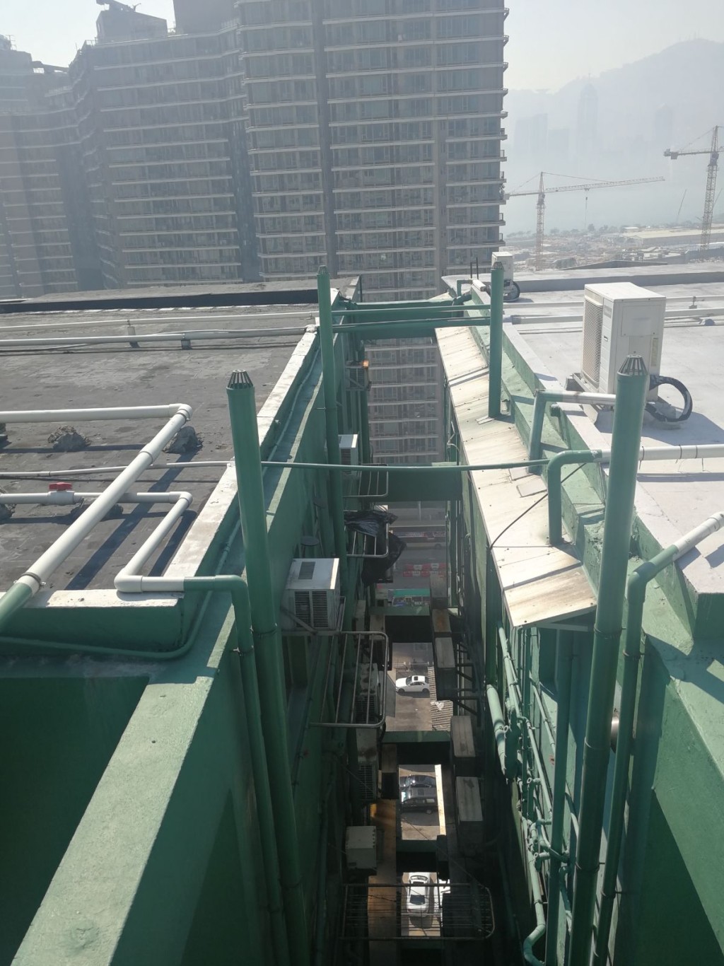 天台间有3米左右的距离。梁国峰摄