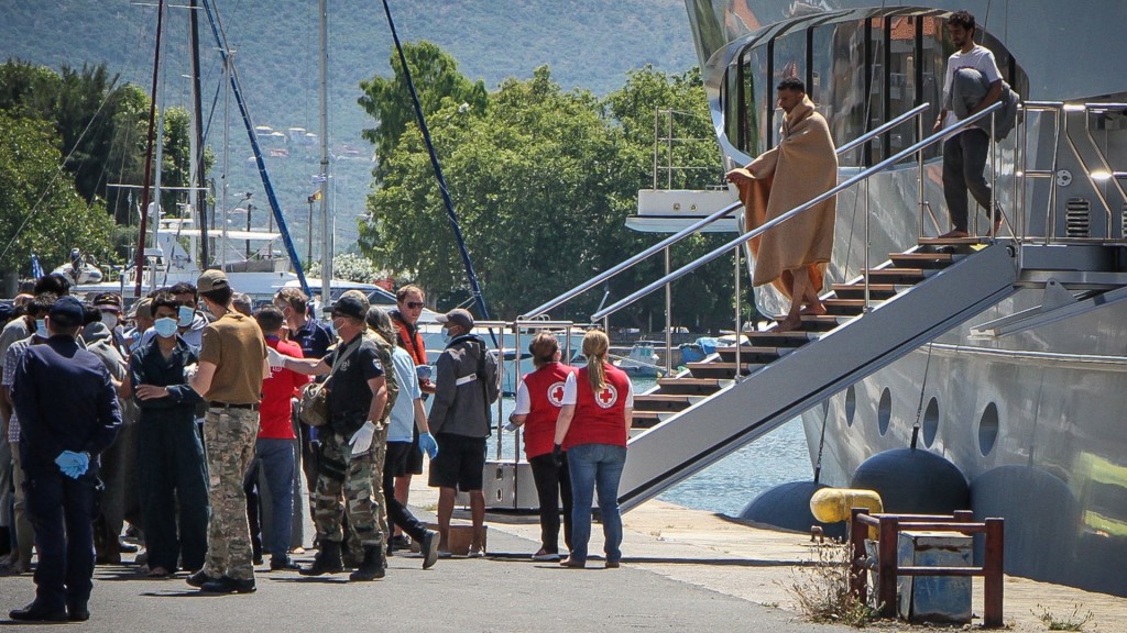 获救人员抵达希腊卡拉马塔市。 路透社