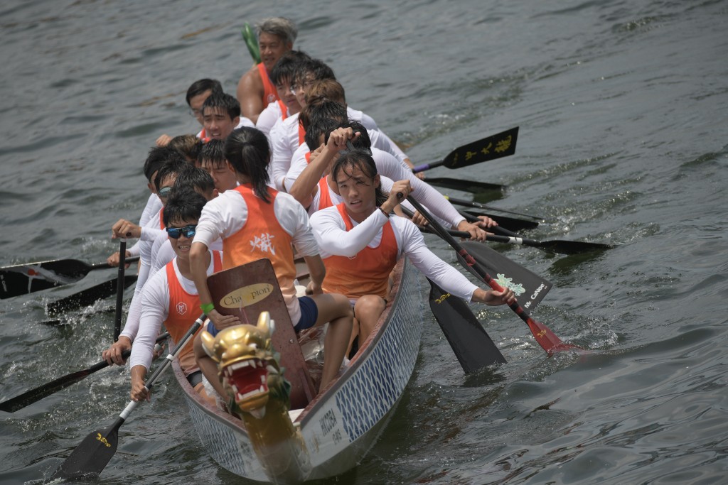 香港国际龙舟邀请赛在尖东海滨举行第二天的赛事。陈浩元摄