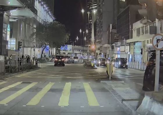 七人車返回正線後沿柯士甸道往彌敦道方向離開。fb車cam L（香港群組）Arthur Chan
