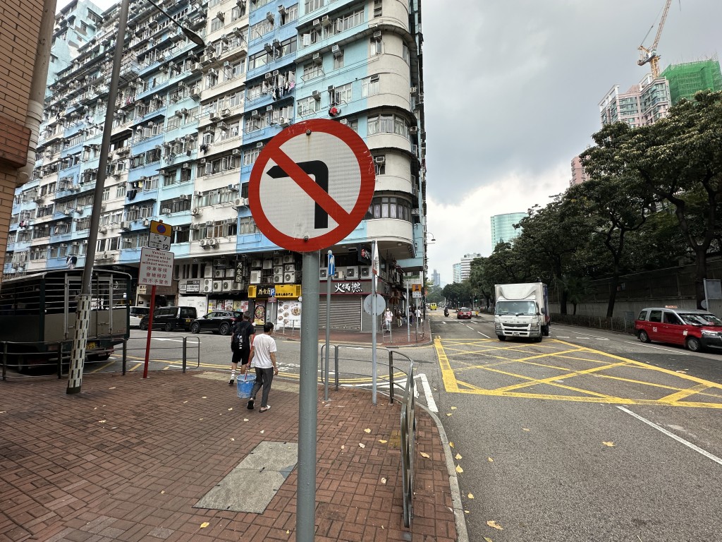 西九龍總區交通及管制組在白布街執行不准左轉違例執法。