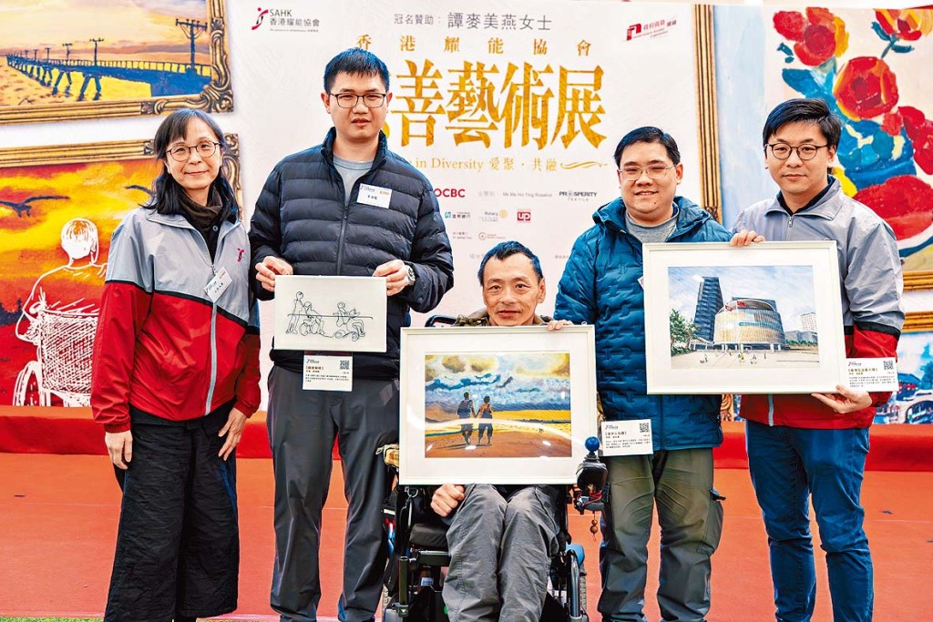 協會禾輋工場經理陳詩雅（左一）及產品及市務主任羅文傑（右一）與展能藝術家曾海龍（左二）、黃永康（左三）與郭啟業（右二）合照。