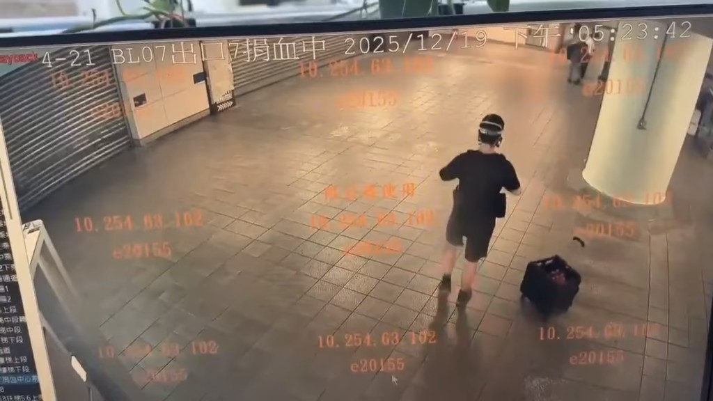 疑犯丟出第一個煙霧彈後繼繼點燃另一個。 中時