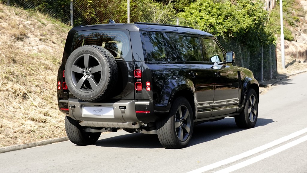 Defender 110 PHEV X-Dynamic SE versi baru ini ramah lingkungan dan memiliki karakteristik kendaraan off-road all-wheel drive segala cuaca, sehingga cocok untuk transportasi sehari-hari.