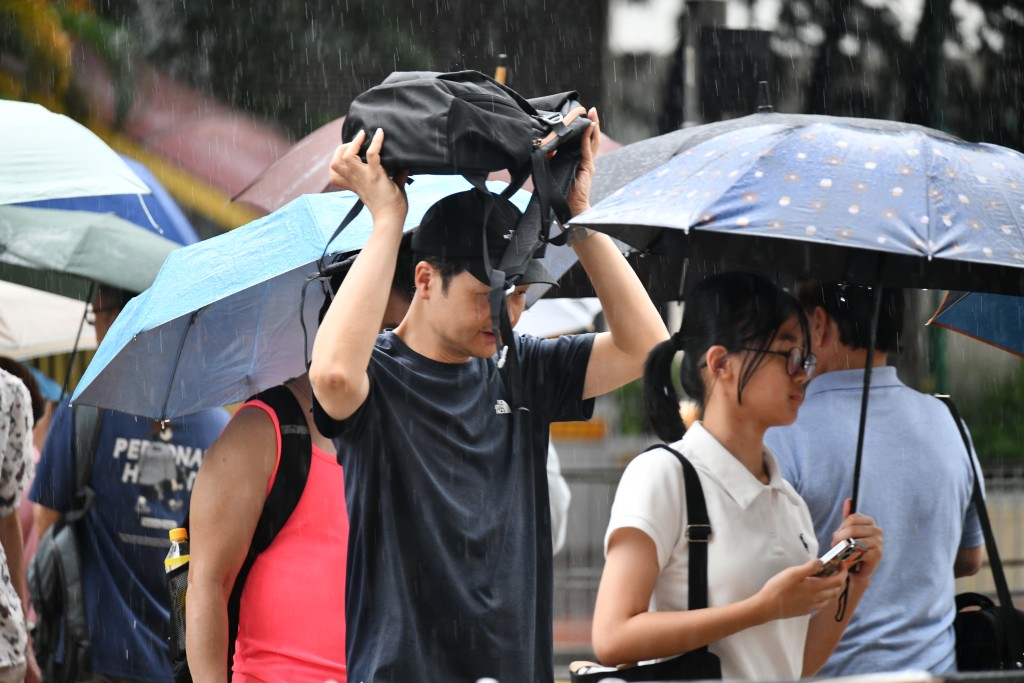 繼周二(7月29日)發出黑雨，短短4日再發黑雨。盧江球攝