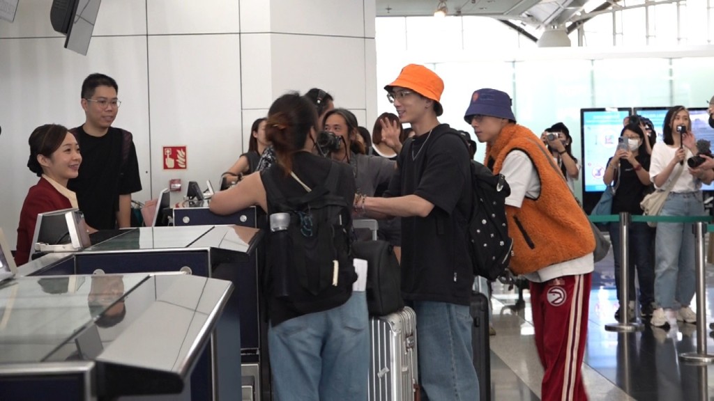 节目组拍摄二人拿著行李到柜位办理登机手续。