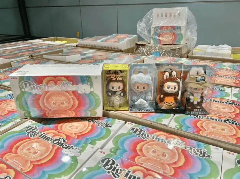 10名旅客超量攜帶Labubu被查,玩偶427盒,共計3086個。 10名旅客超量攜帶Labubu被查,玩偶427盒,共計3086個。